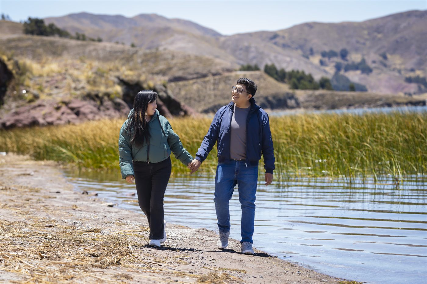 Godofredo y Marizol caminan de la mano a orillas del lago