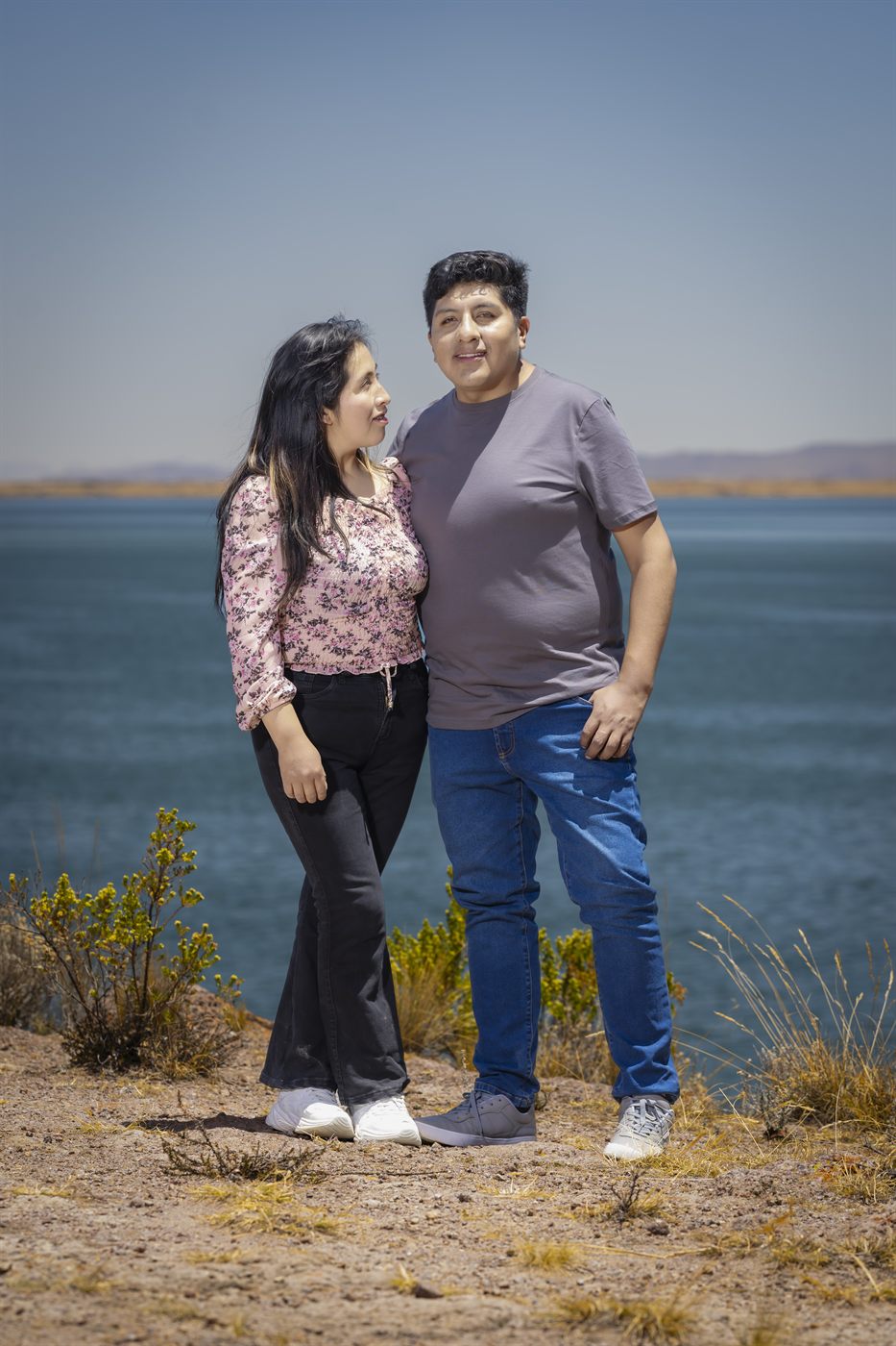 Marizol mira sonriente a Godofredo frente al lago