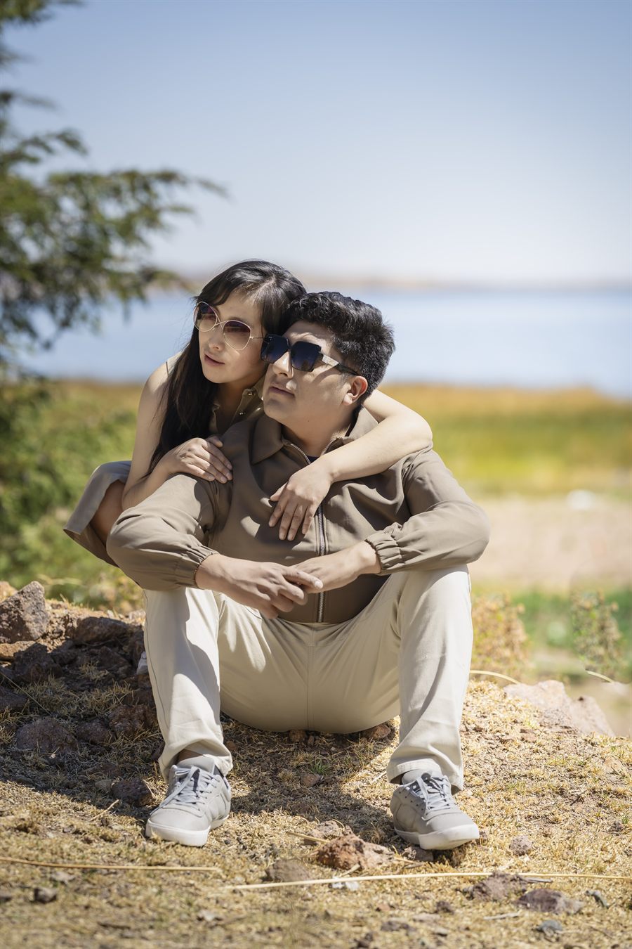Godofredo y Marizol abrazados a orillas del lago